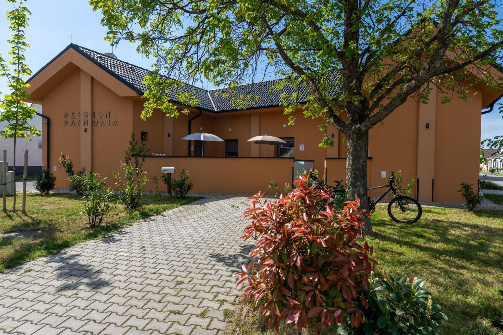 Pension Pannonia Parndorf Exterior photo