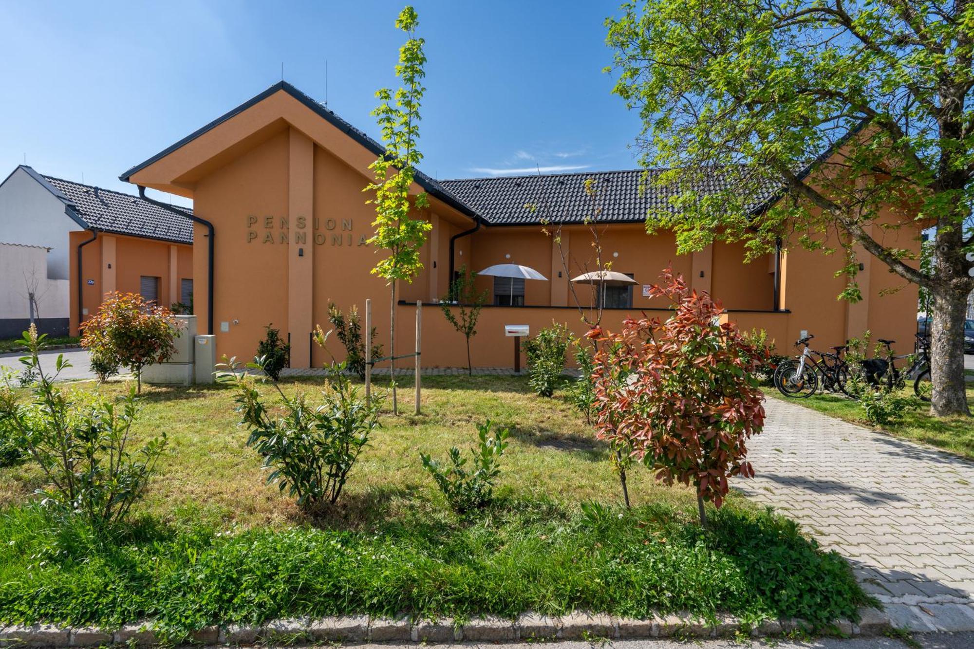 Pension Pannonia Parndorf Exterior photo