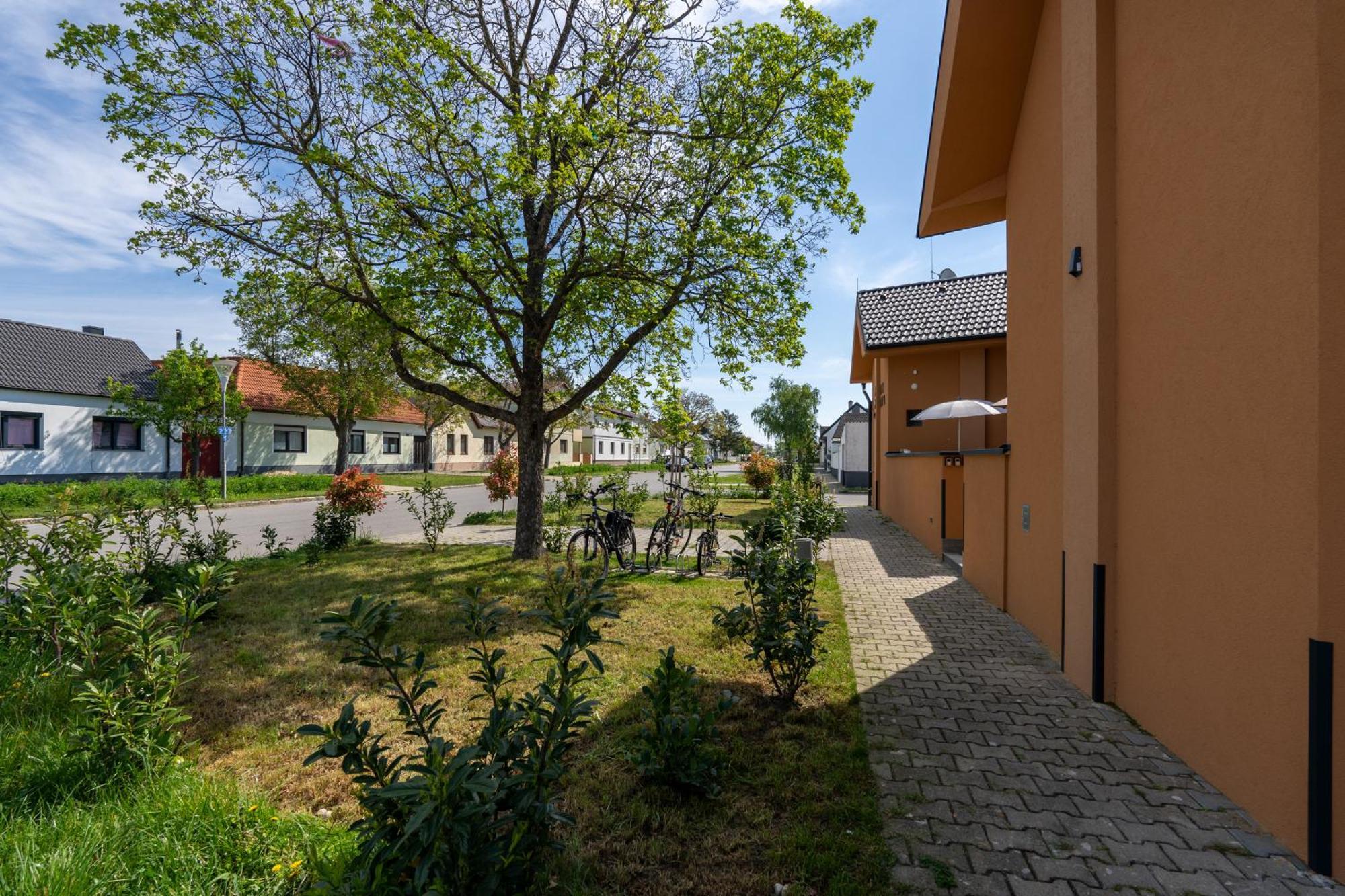 Pension Pannonia Parndorf Exterior photo