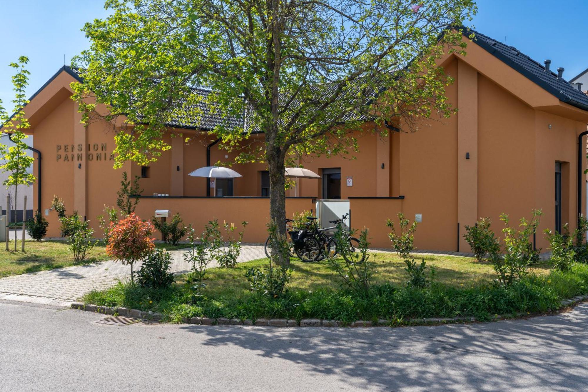 Pension Pannonia Parndorf Exterior photo